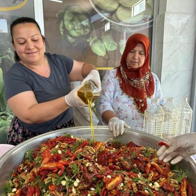 425 CC Cam Kavanozda Zeytinyağlı Cevizli Baharatlı Domates Kurusu Sos