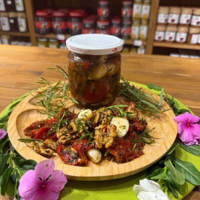 425 CC Cam Kavanozda Zeytinyağlı Cevizli Baharatlı Domates Kurusu Sos (Net:350 Gr)