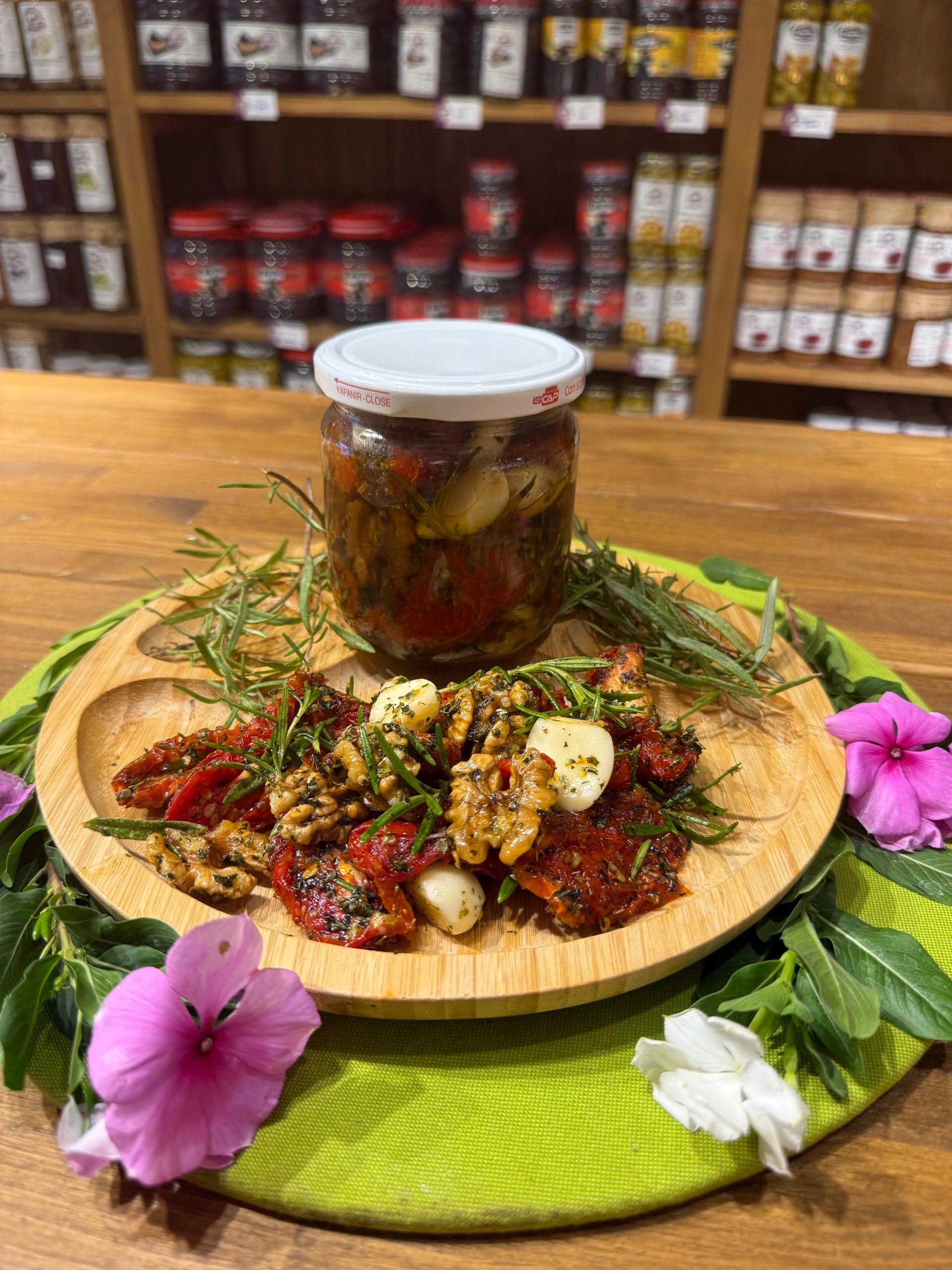 425 CC Cam Kavanozda Zeytinyağlı Cevizli Baharatlı Domates Kurusu Sos (Net:350 Gr)