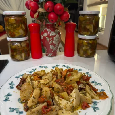 425 CC Kavanozda Zeytinyağlı Kuru Domatesli Baharatlı Çanak Enginar Salatası
